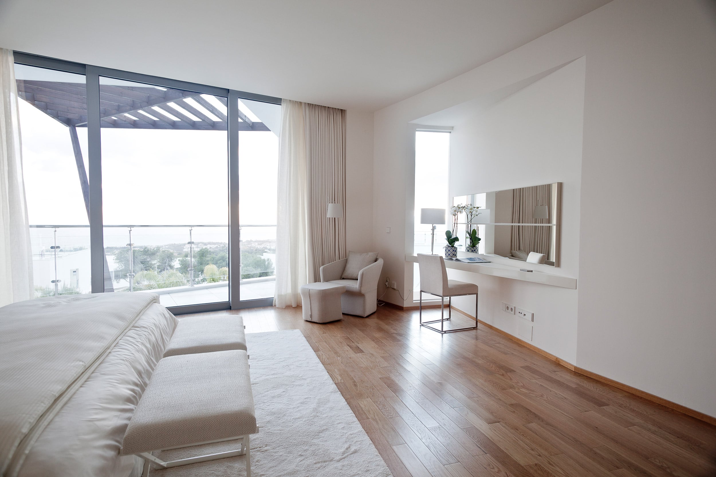Dormitorio con suelo de madera que ofrece confort y calidez.