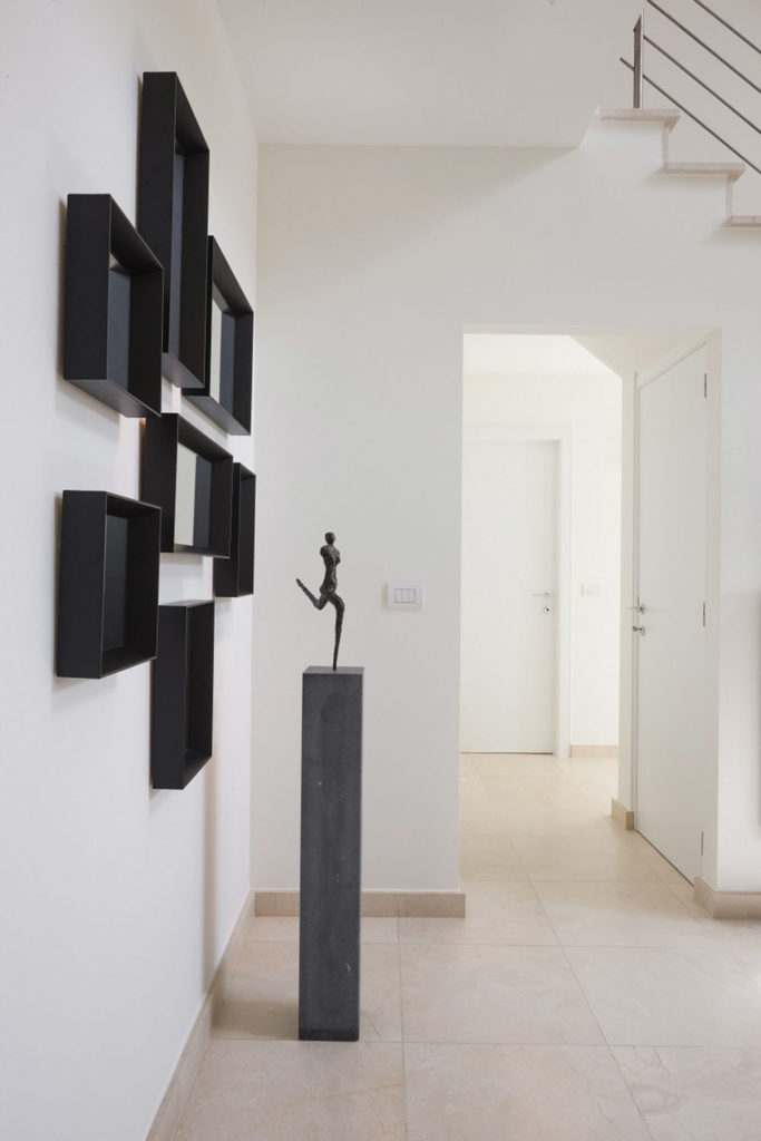 escultura de artesanía de un hombre en tono negro en un pasillo